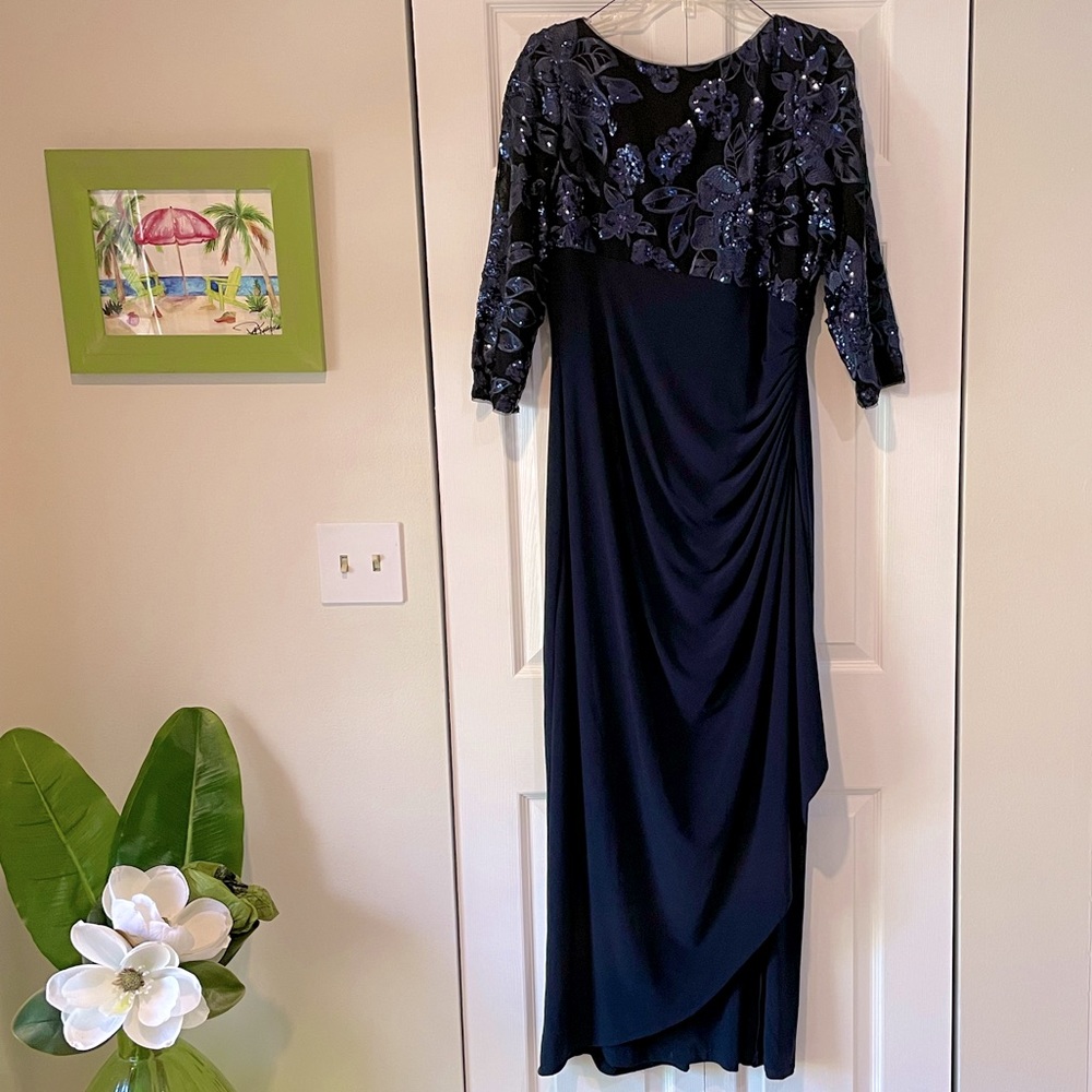 Adrianna Papell Gown 🖤💙